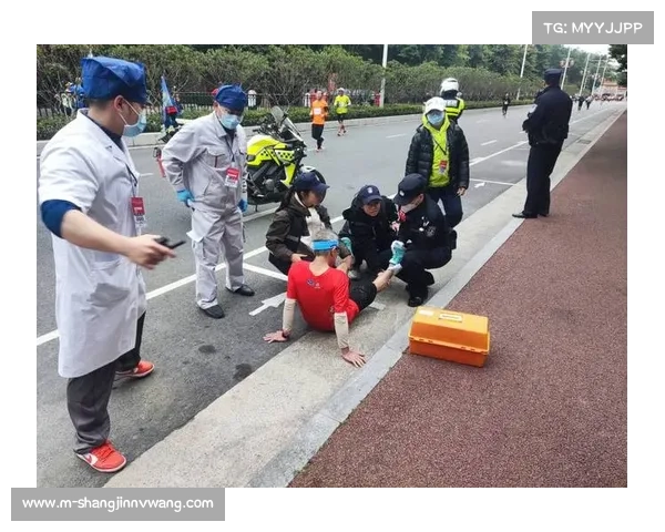 马拉松选手途中抽筋,志愿者协助完成比赛