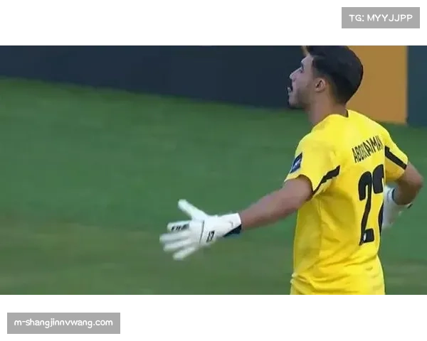 特写瞬间：点球决胜后，扑出关键点球的尼斯门将布乌卡跪地庆祝